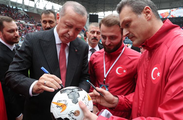 Ərdoğan kostyumda futbol oyununun açılışını etdi -  FOTOLAR