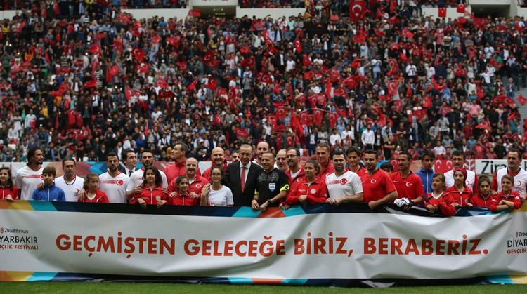 Ərdoğan kostyumda futbol oyununun açılışını etdi -  FOTOLAR