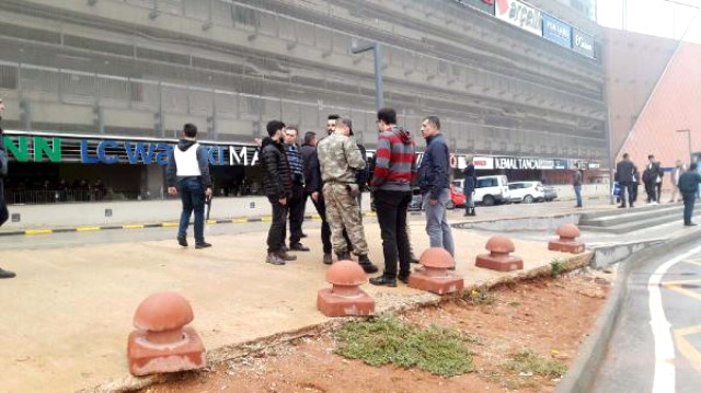 Əsgər ticarət mərkəzində insanları girov götürdü 