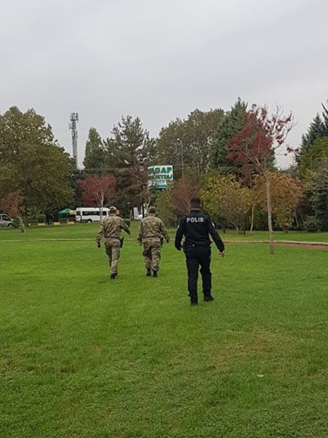 Əsgər ticarət mərkəzində insanları girov götürdü 