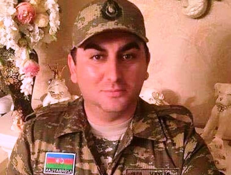 Tolik hərbi forma geyindi, bayrağı səhv taxdı     - FOTO