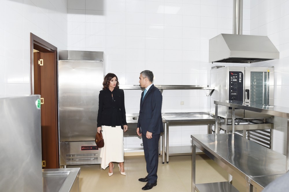 Mehriban Əliyeva yeni məktəb binasının açılışında    - FOTOLAR