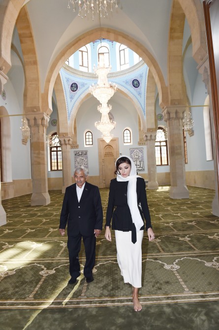Mehriban Əliyeva İmam Hüseyn məscidində     - FOTOLAR