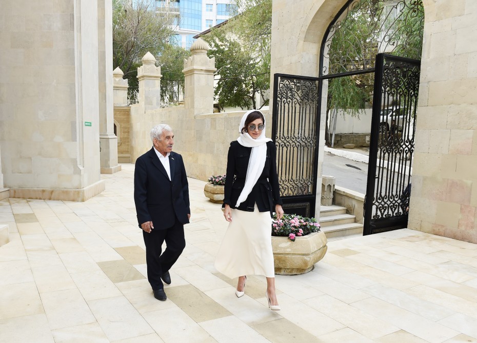 Mehriban Əliyeva İmam Hüseyn məscidində     - FOTOLAR