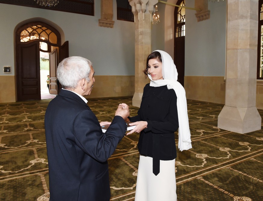 Mehriban Əliyeva İmam Hüseyn məscidində     - FOTOLAR