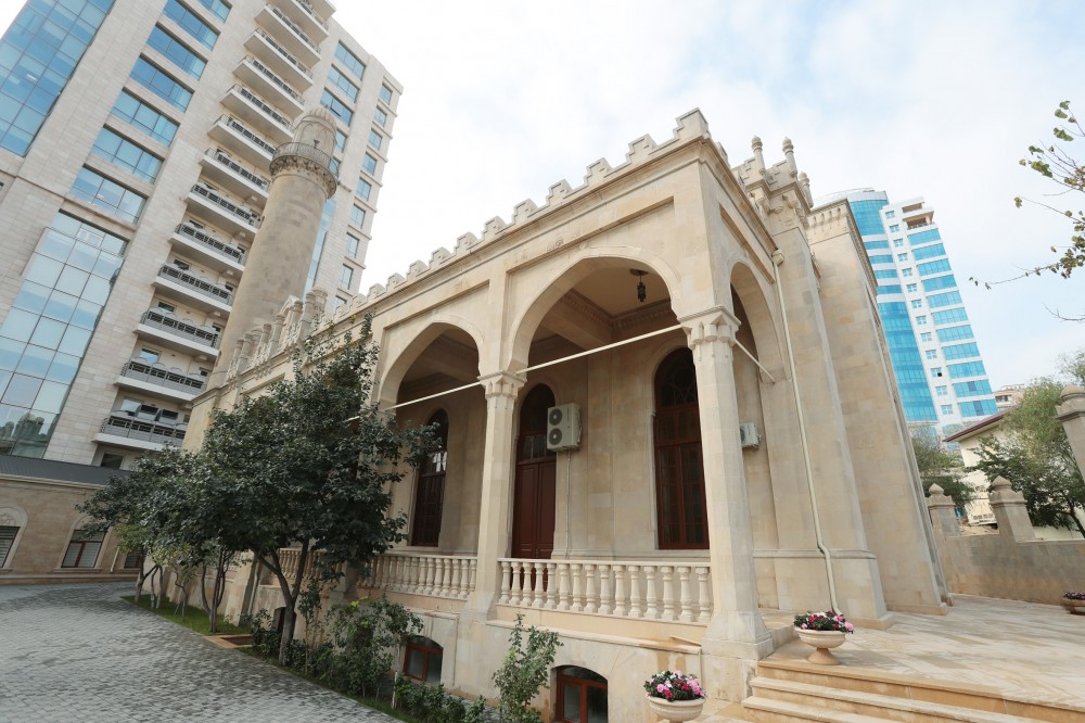 Mehriban Əliyeva İmam Hüseyn məscidində     - FOTOLAR