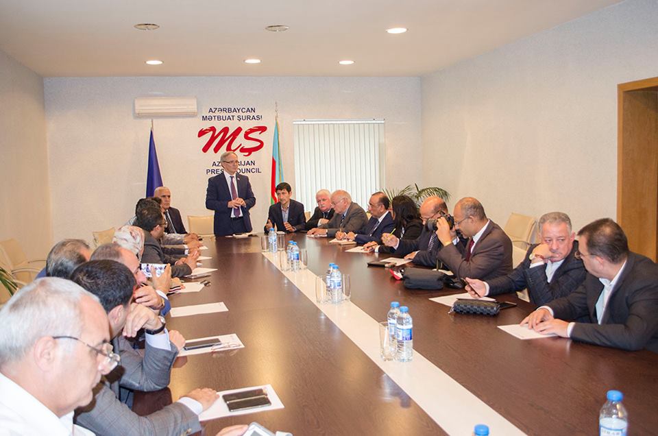 Ərəblər həmkarları ilə görüşdülər -  Mətbuat Şurasında (FOTO)