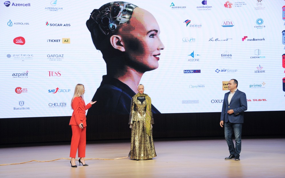 Robot Sofiya Heydər Əliyev Mərkəzində   çıxış etdi - FOTO