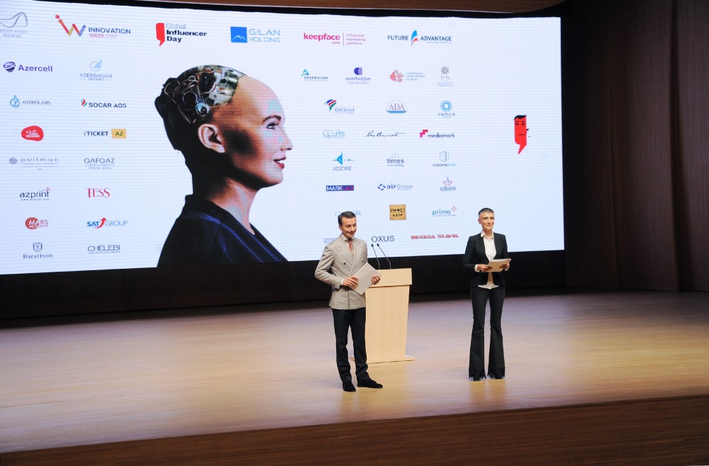 Robot Sofiya Heydər Əliyev Mərkəzində   çıxış etdi - FOTO