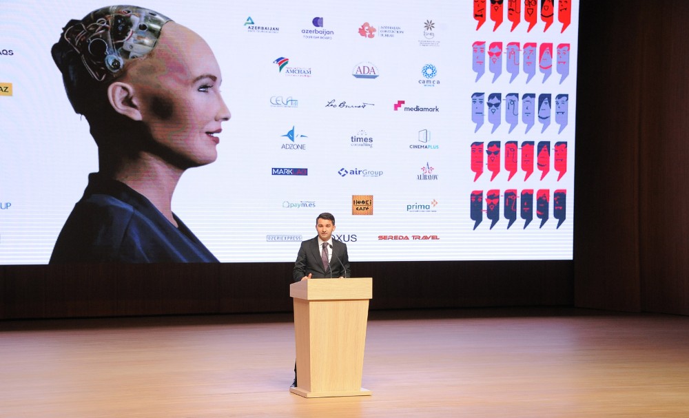 Robot Sofiya Heydər Əliyev Mərkəzində   çıxış etdi - FOTO