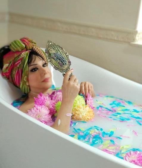 77 yaşlı Flora Kərimova  VANNADA ŞƏKLİNİ PAYLAŞDI - FOTO