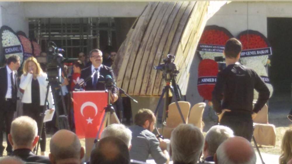 İlham Əliyevin adından Süleyman Dəmirəlin məzarı önünə əklil qoyulub - FOTO