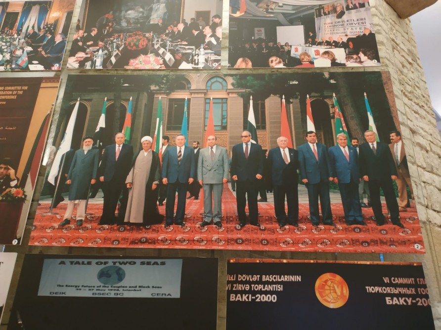 İlham Əliyevin adından Süleyman Dəmirəlin məzarı önünə əklil qoyulub - FOTO