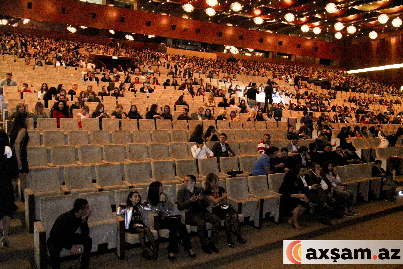 Ebrunun Bakı konsertində yerlər    boş qaldı (FOTO)