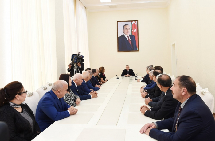 Prezident xalq artistləri ilə görüşüb - FOTOLAR