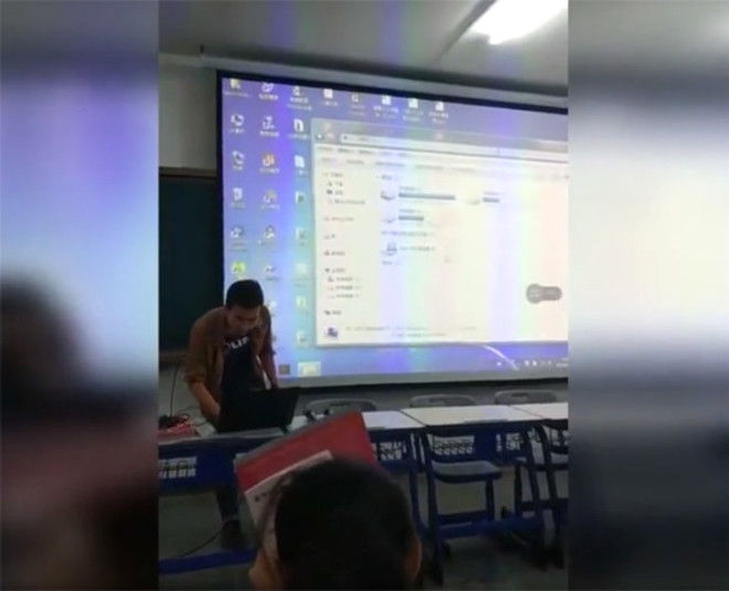 Paytaxtda dərs izah edən müəllim səhvən porno görüntü açdı  - FOTO