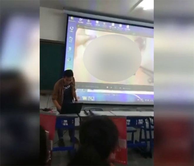 Paytaxtda dərs izah edən müəllim səhvən porno görüntü açdı  - FOTO