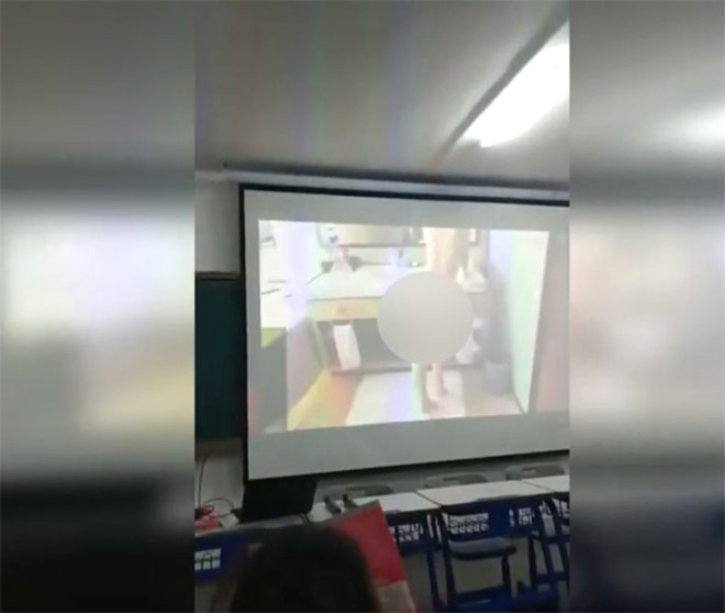 Paytaxtda dərs izah edən müəllim səhvən porno görüntü açdı  - FOTO