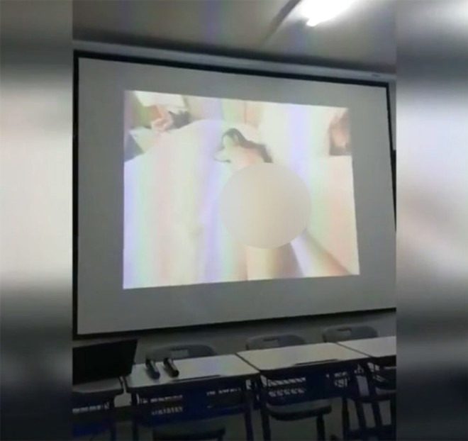 Paytaxtda dərs izah edən müəllim səhvən porno görüntü açdı  - FOTO