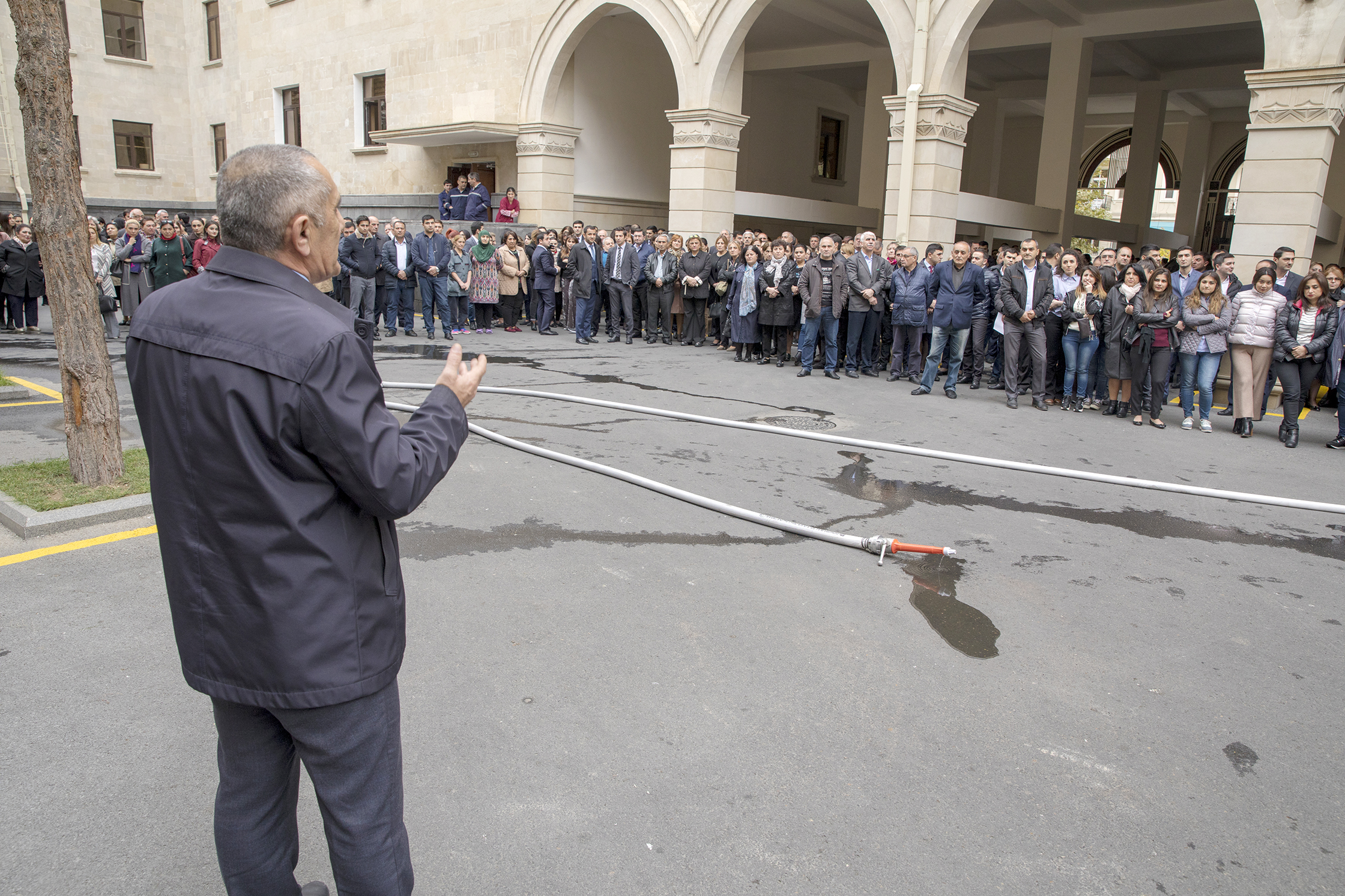 Yanğın həyəcanı siqnalı verildi   - İşçilər təxliyə edildi (FOTO)