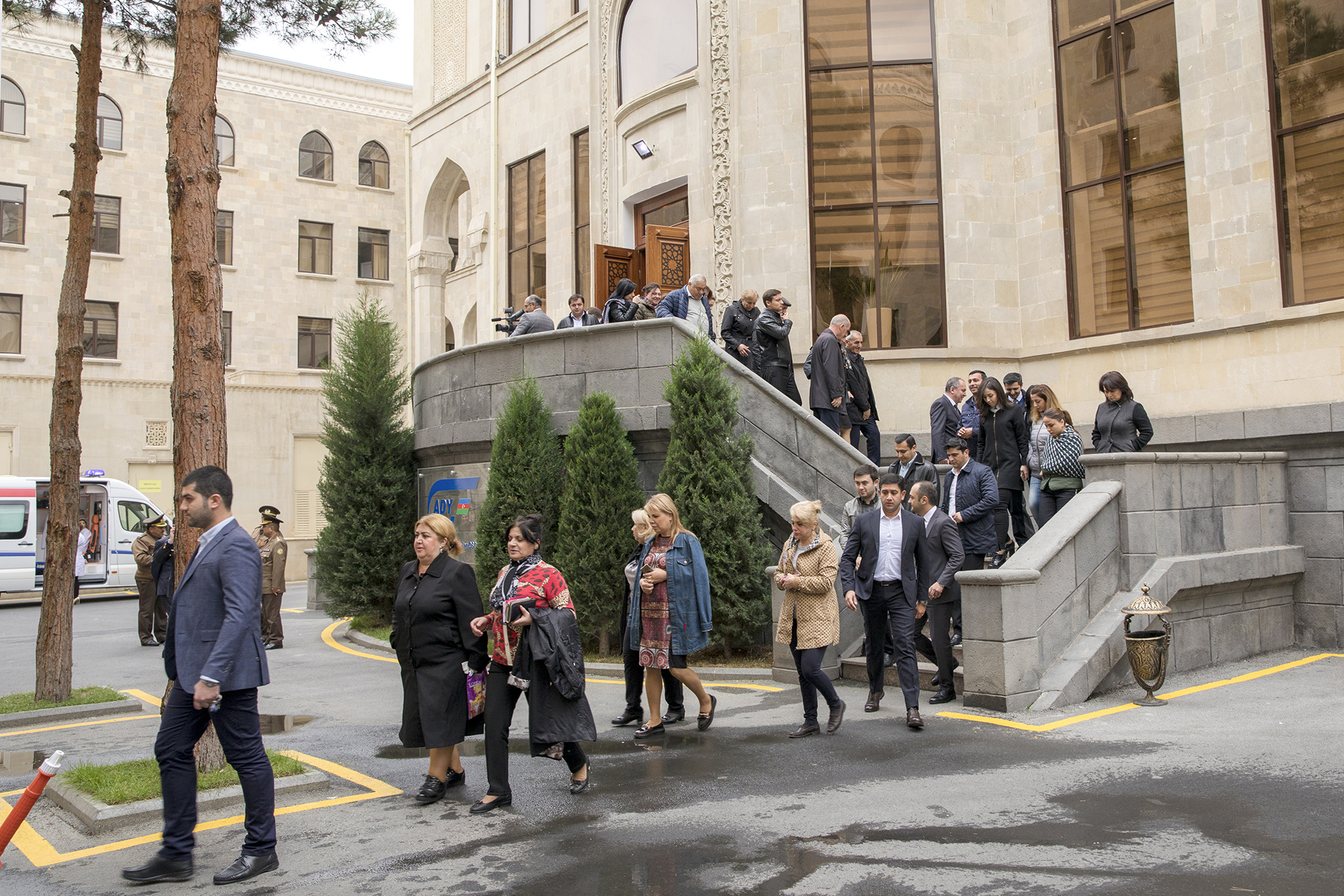 Yanğın həyəcanı siqnalı verildi   - İşçilər təxliyə edildi (FOTO)