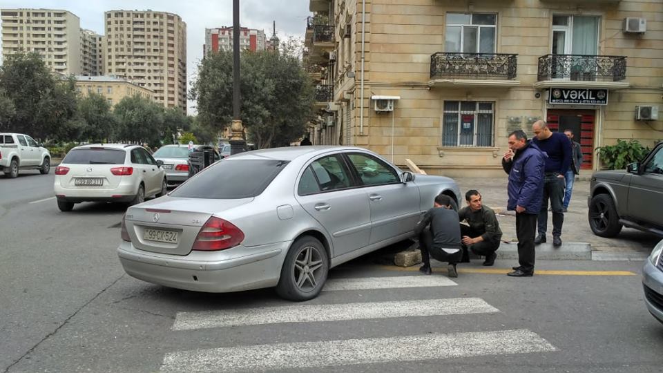 Bakıda QƏZA:    Mercedes qoruyucu tumbaya girdi (FOTO)