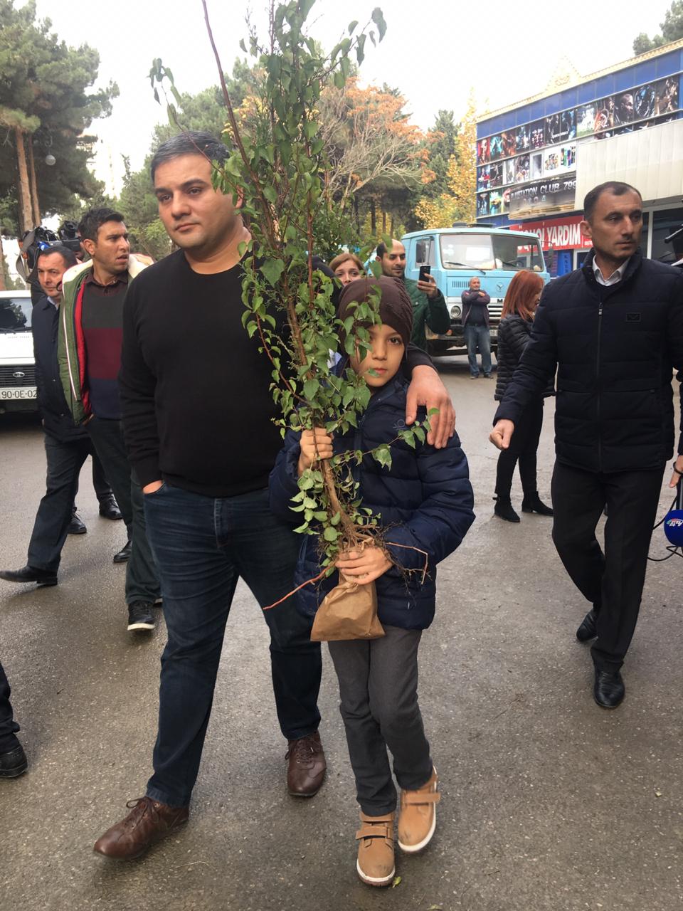Vətəndaşlara pulsuz tinglər paylanıldı    - FOTOLAR