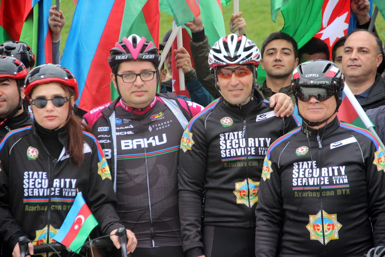 Bakıda veloyürüş:  Mədət Quliyev velosiped sürdü (FOTO)