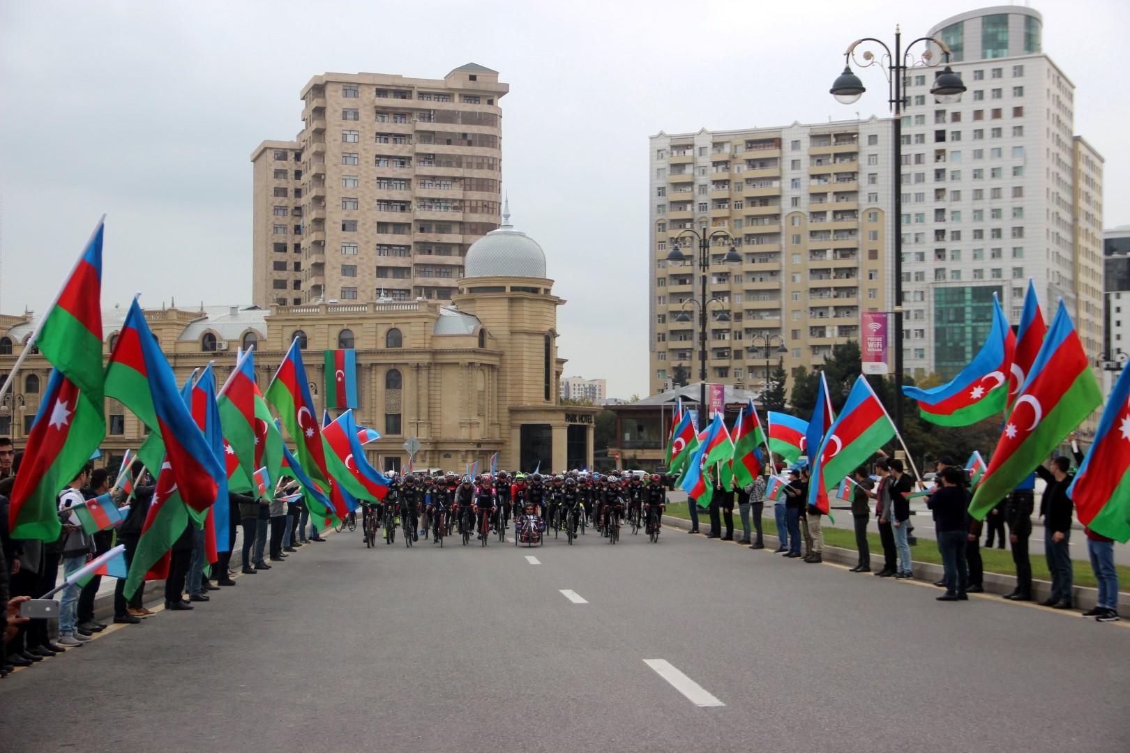 Bakıda veloyürüş:  Mədət Quliyev velosiped sürdü (FOTO)