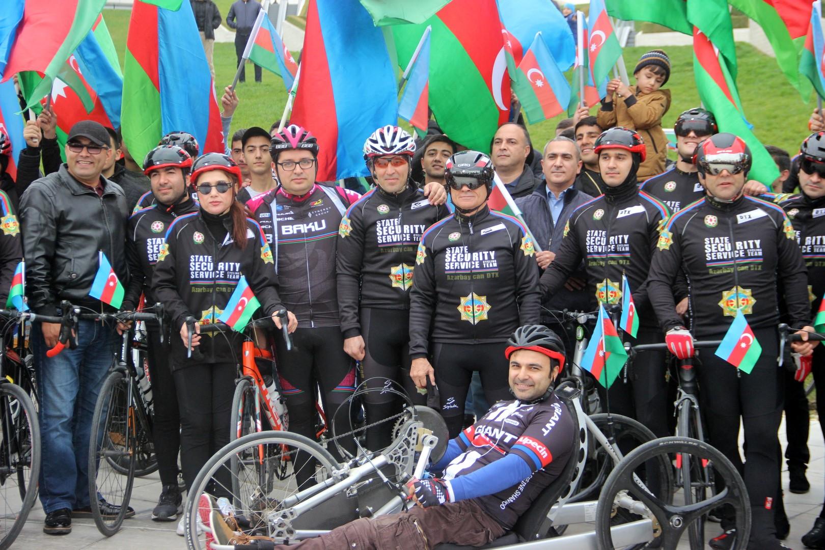 Bakıda veloyürüş:  Mədət Quliyev velosiped sürdü (FOTO)