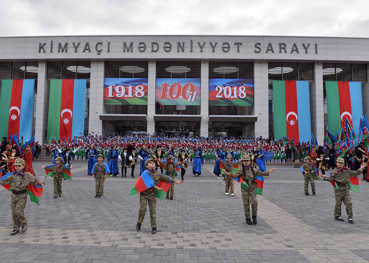 Sumqayıtda möhtəşəm bayraq bayramı   â€“ FOTOLAR