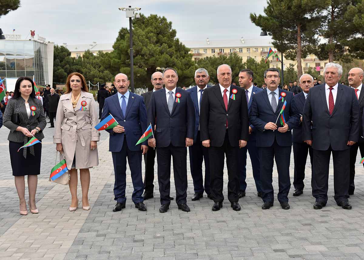 Sumqayıtda möhtəşəm bayraq bayramı   â€“ FOTOLAR