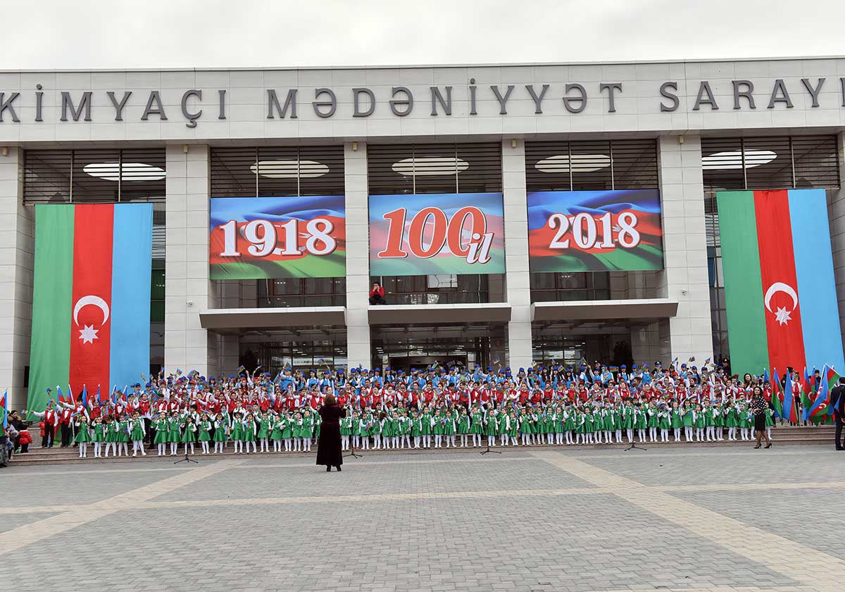 Sumqayıtda möhtəşəm bayraq bayramı   â€“ FOTOLAR