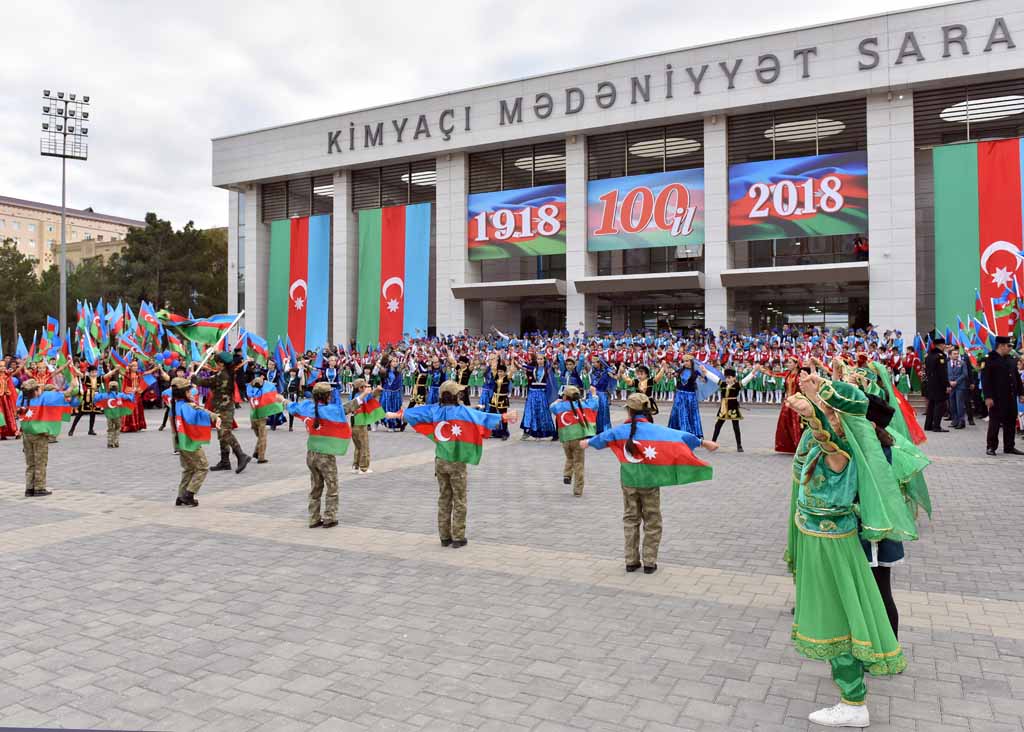 Sumqayıtda möhtəşəm bayraq bayramı   â€“ FOTOLAR