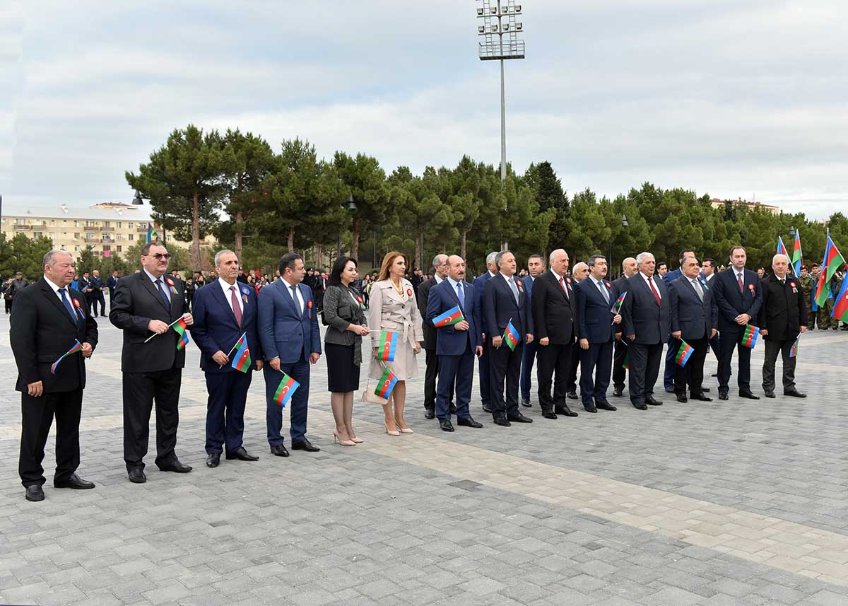 Sumqayıtda möhtəşəm bayraq bayramı   â€“ FOTOLAR