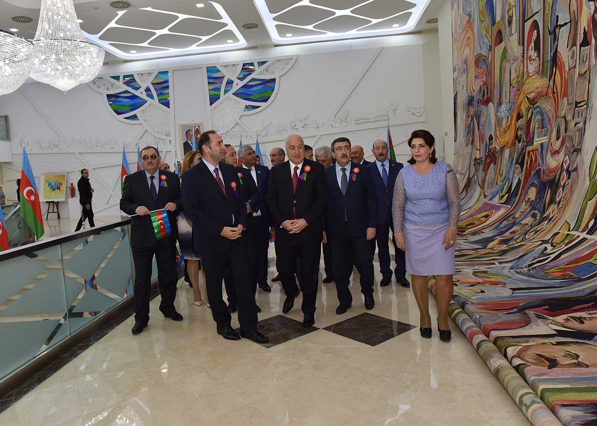 Sumqayıtda möhtəşəm bayraq bayramı   â€“ FOTOLAR