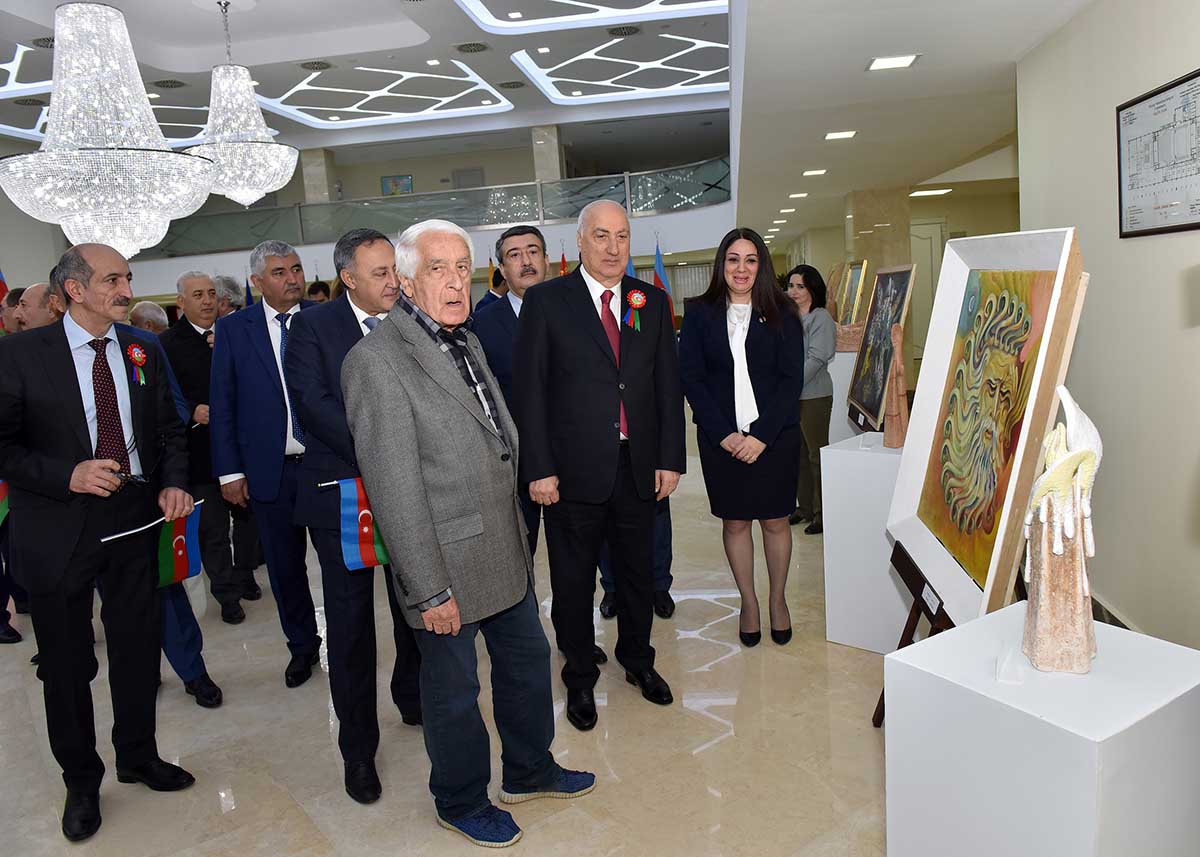 Sumqayıtda möhtəşəm bayraq bayramı   â€“ FOTOLAR