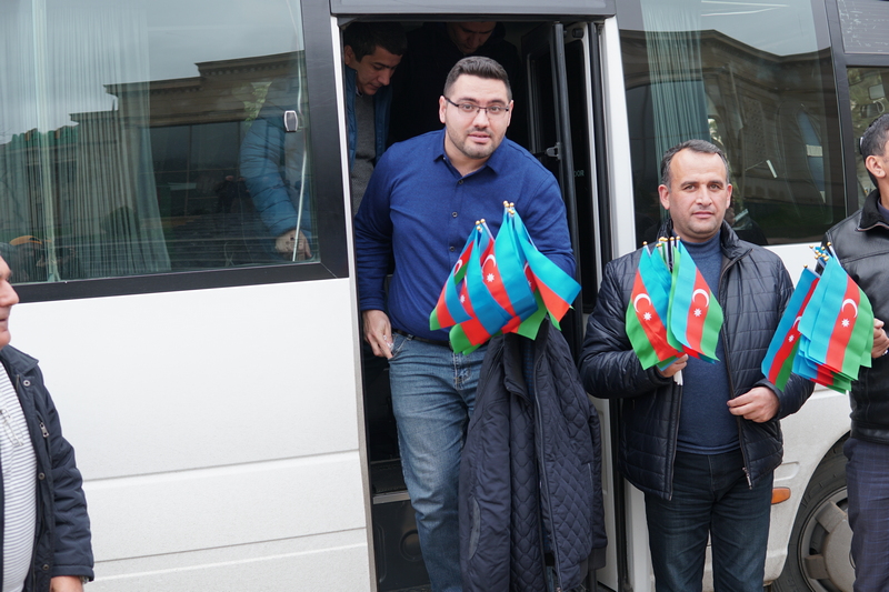 Azəbaycanlı jurnalistlərdən maraqlı AKSİYA  - İnsanlara bayraq hədiyyə etdilər (FOTO)