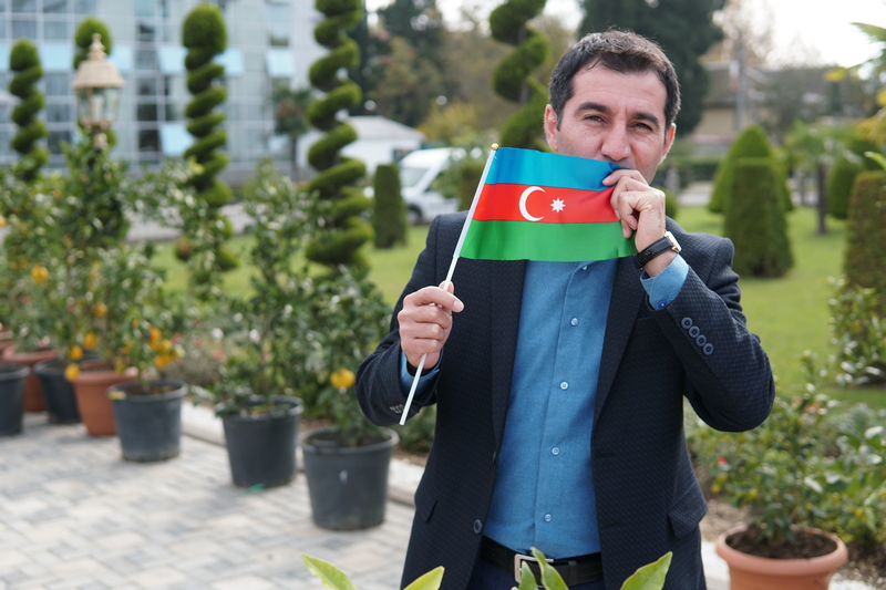 Azəbaycanlı jurnalistlərdən maraqlı AKSİYA  - İnsanlara bayraq hədiyyə etdilər (FOTO)