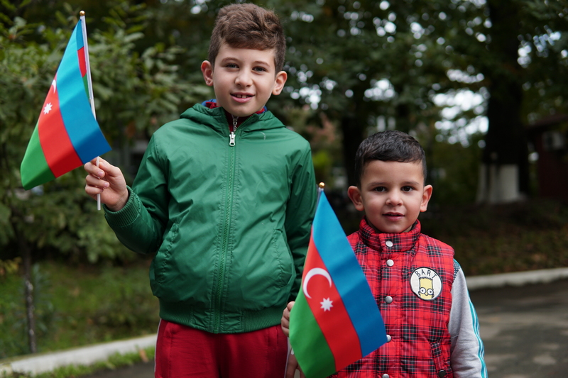 Azəbaycanlı jurnalistlərdən maraqlı AKSİYA  - İnsanlara bayraq hədiyyə etdilər (FOTO)