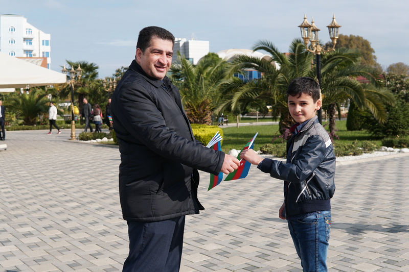 Azəbaycanlı jurnalistlərdən maraqlı AKSİYA  - İnsanlara bayraq hədiyyə etdilər (FOTO)