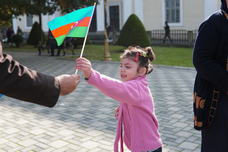 Azəbaycanlı jurnalistlərdən maraqlı AKSİYA  - İnsanlara bayraq hədiyyə etdilər (FOTO)