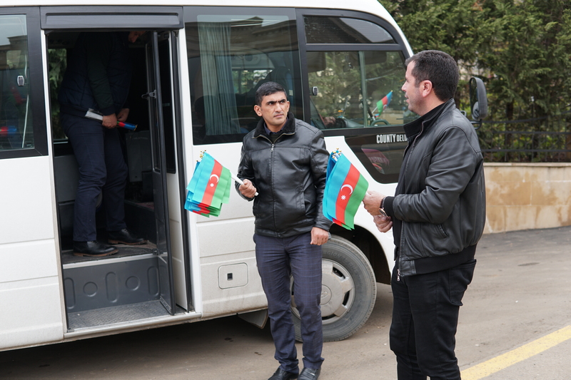 Azəbaycanlı jurnalistlərdən maraqlı AKSİYA  - İnsanlara bayraq hədiyyə etdilər (FOTO)