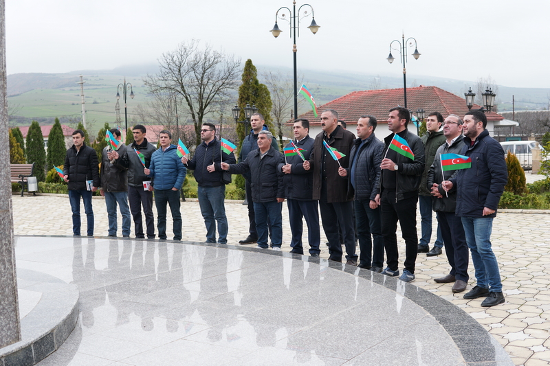 Azəbaycanlı jurnalistlərdən maraqlı AKSİYA  - İnsanlara bayraq hədiyyə etdilər (FOTO)