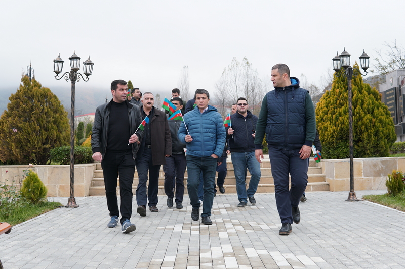 Azəbaycanlı jurnalistlərdən maraqlı AKSİYA  - İnsanlara bayraq hədiyyə etdilər (FOTO)