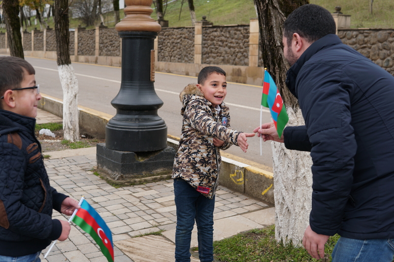 Azəbaycanlı jurnalistlərdən maraqlı AKSİYA  - İnsanlara bayraq hədiyyə etdilər (FOTO)