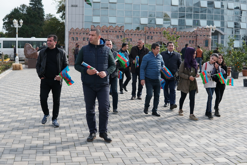 Azəbaycanlı jurnalistlərdən maraqlı AKSİYA  - İnsanlara bayraq hədiyyə etdilər (FOTO)