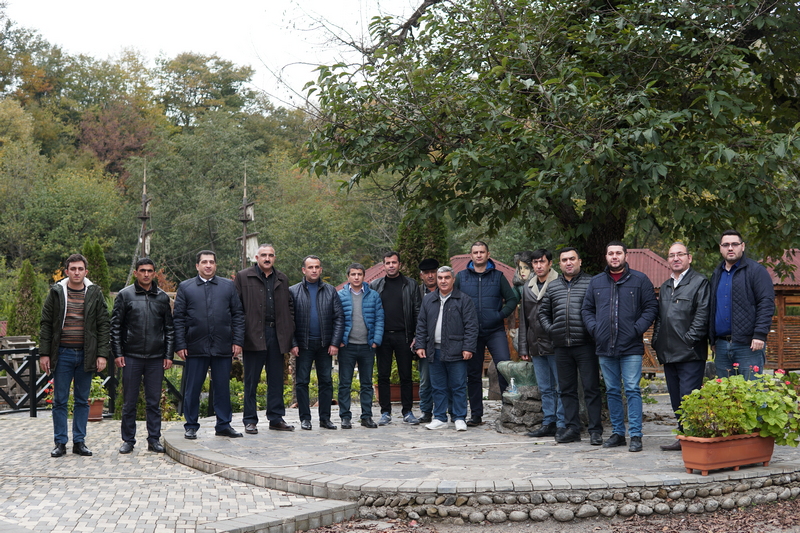 Azəbaycanlı jurnalistlərdən maraqlı AKSİYA  - İnsanlara bayraq hədiyyə etdilər (FOTO)