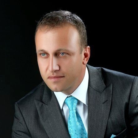 Polis qızının məktəbinə silahlı hücum etdi  - Direktor və müavinini güllələdi - FOTO
