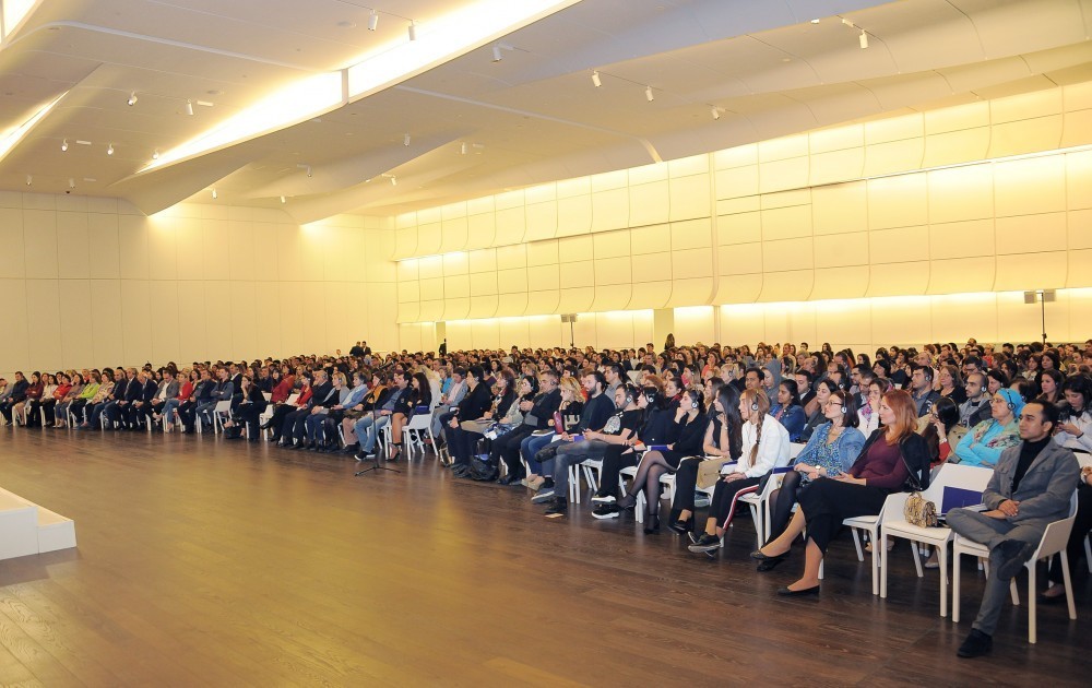 Leyla Əliyeva dünya şöhrətli yoqin Sadhqurunun mühazirəsində iştirak edib -  FOTOLAR